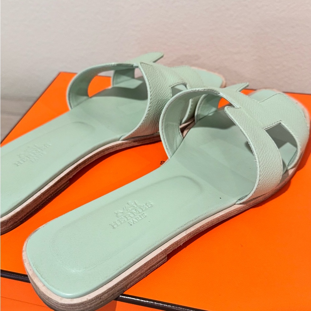 HERMES VERT FIZZ ORAN SANDALS Women's - Picture 2 of 6